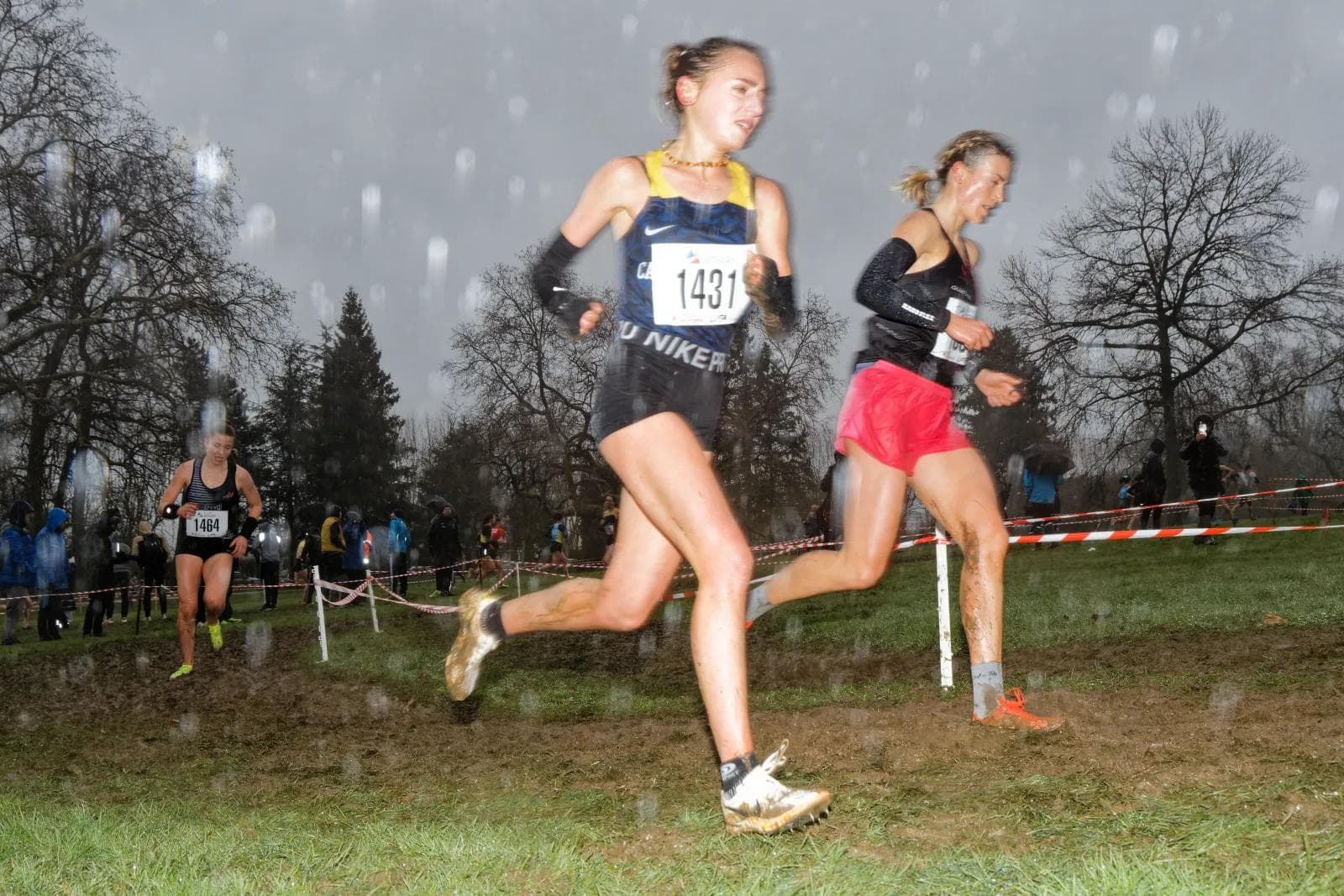 Coureuses sous la pluie en cross-country
