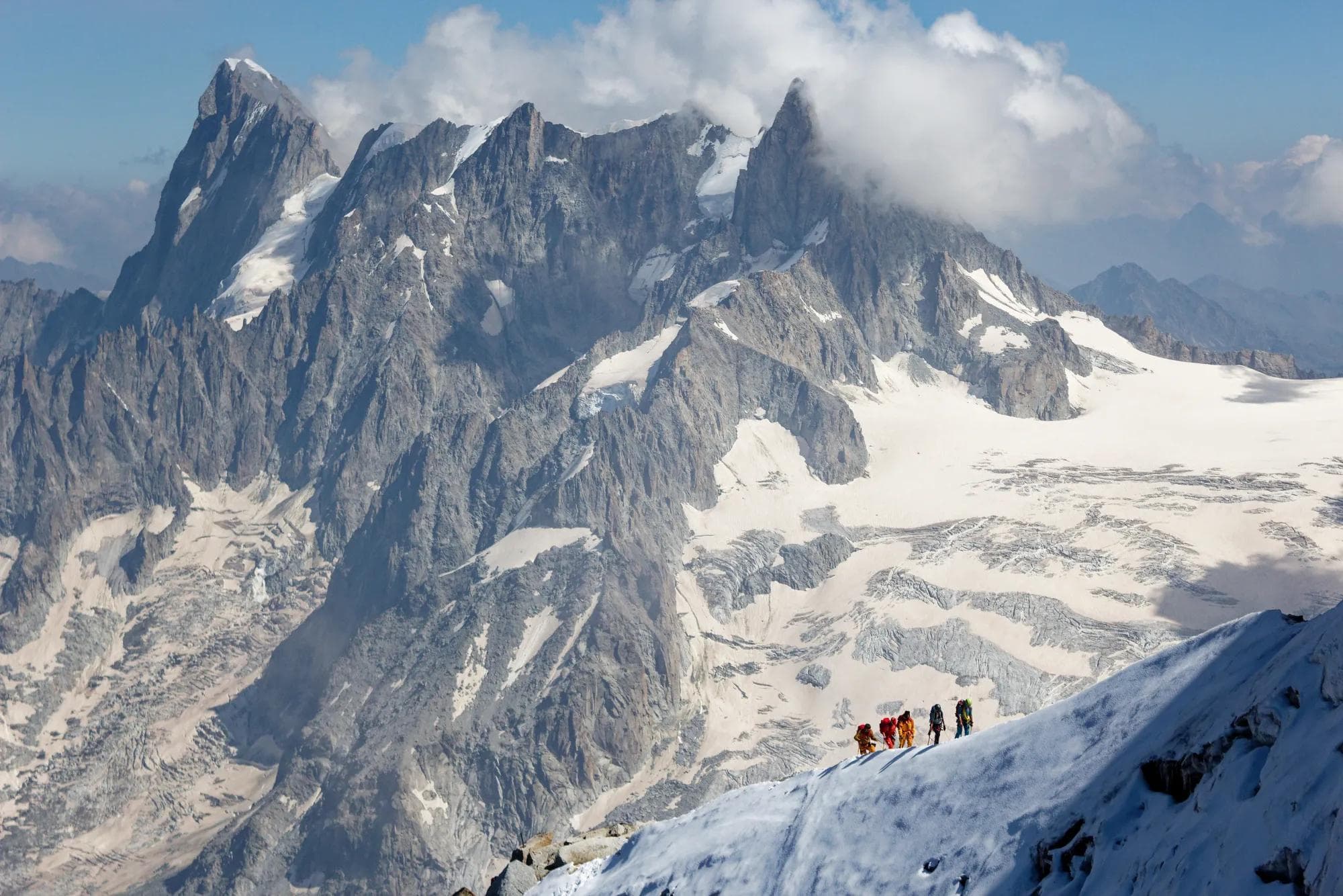 Massif montagneux et alpinistes en ligne