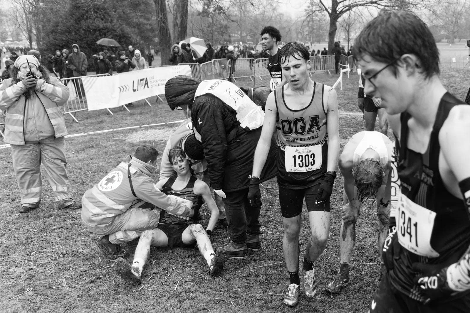Coureur de cross au sol soigné par la Croix-Rouge