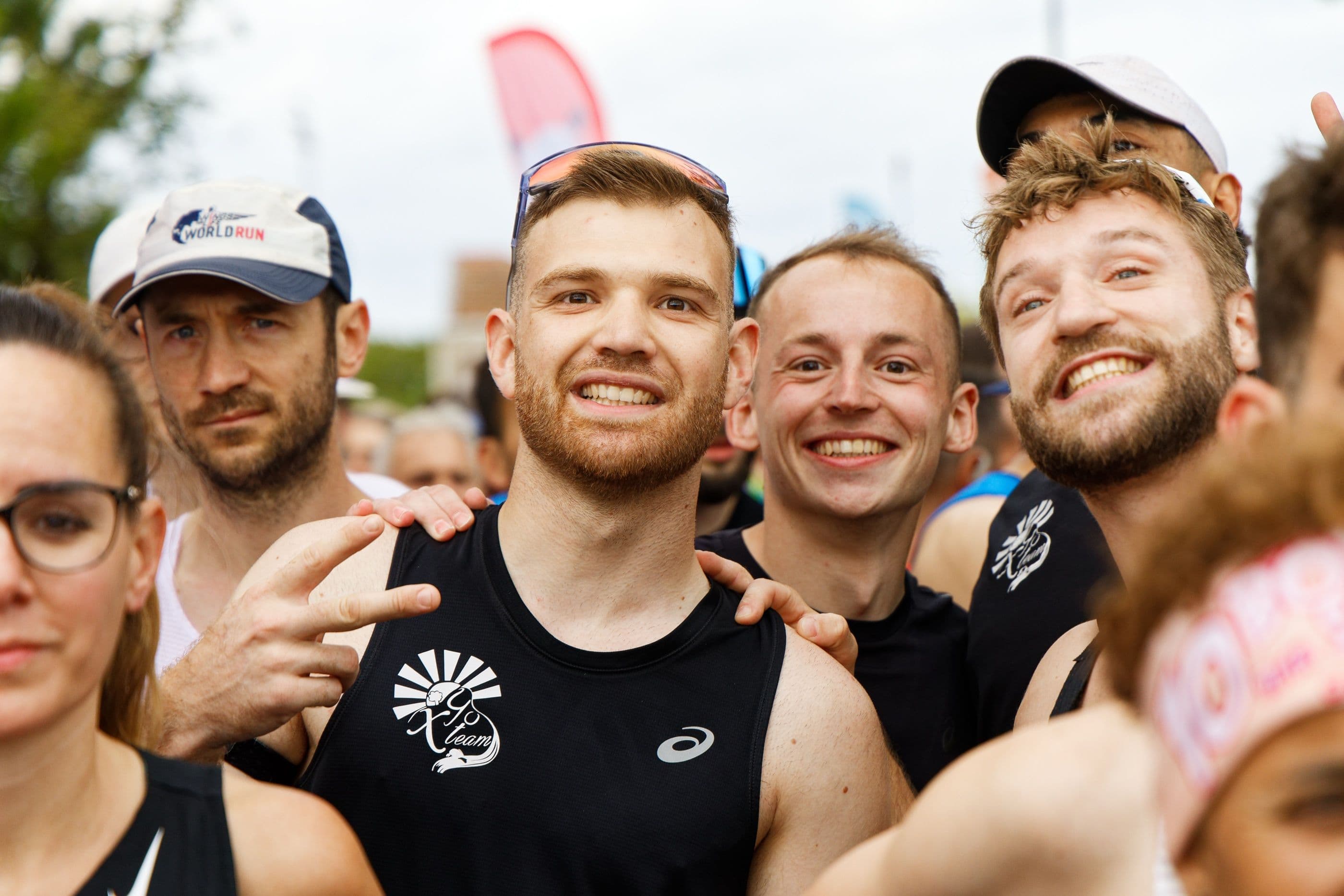 Groupe de coureurs posant ensemble après l'arrivée
