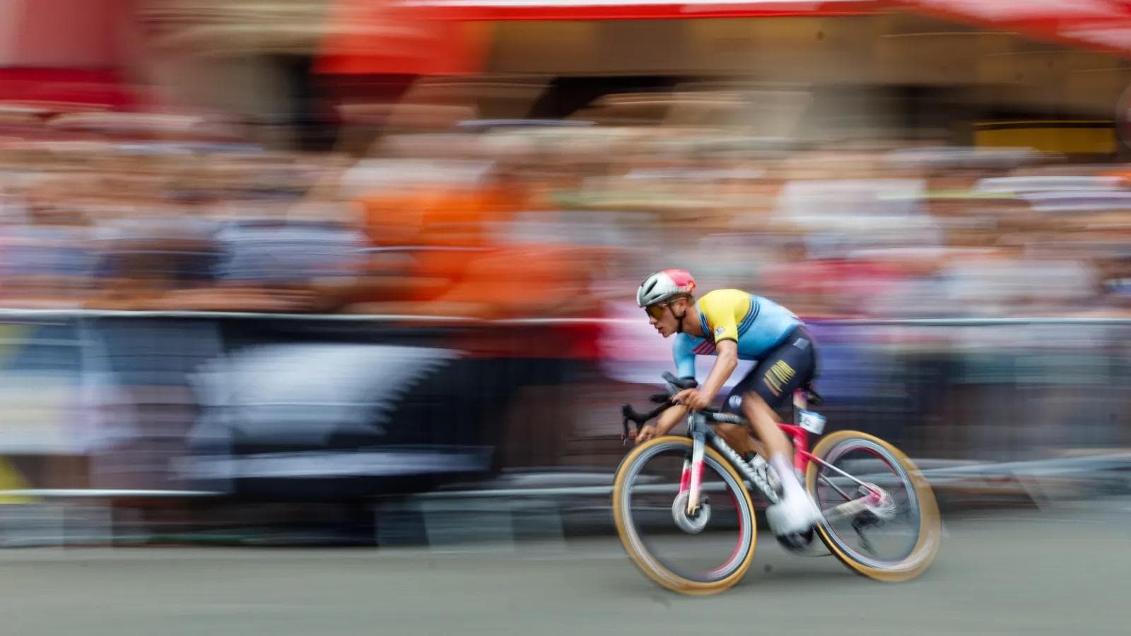 Cycliste belge en plein effort, motion blur