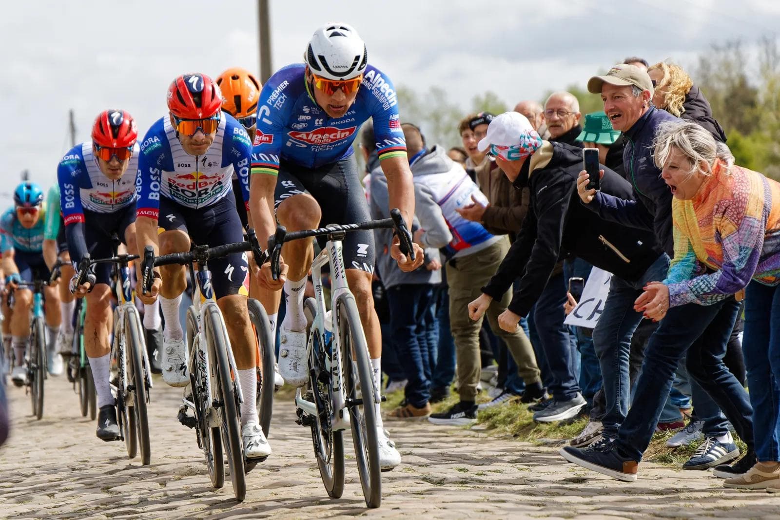 Peloton de cyclisme sur les pavés