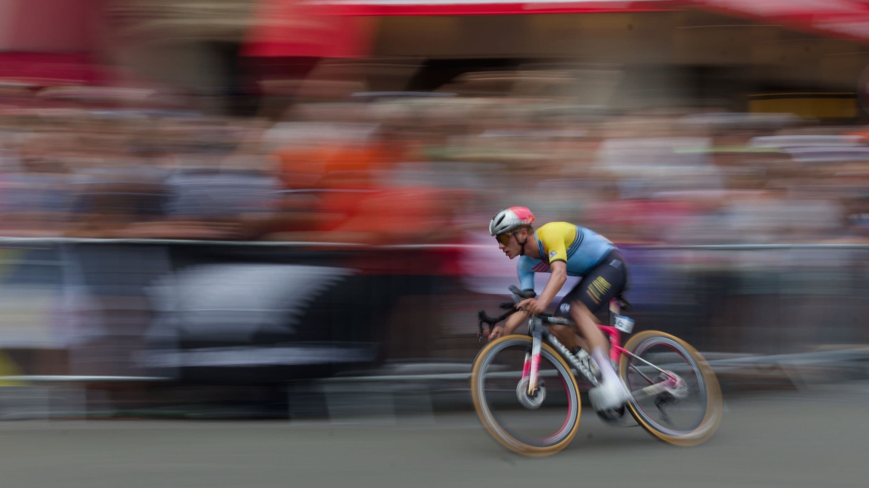 Cycliste en plein effort, filé de vitesse, avant retouche