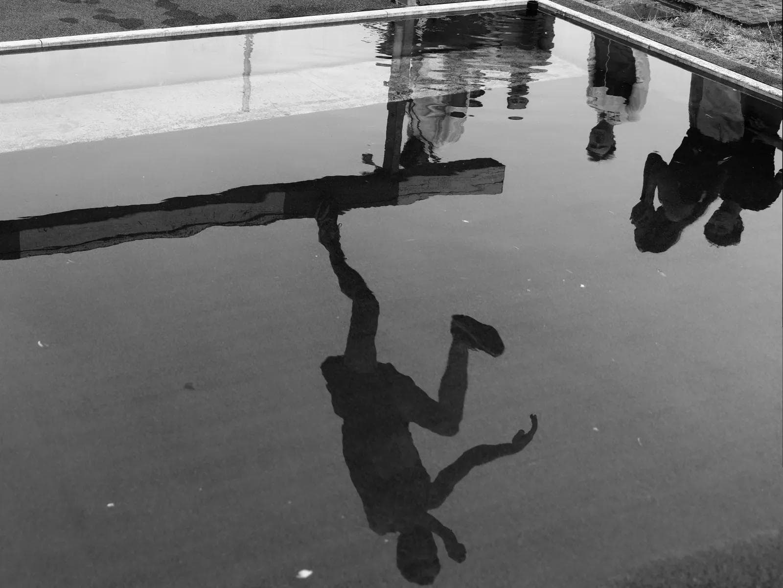Reflet d'athlètes dans une rivière, noir et blanc